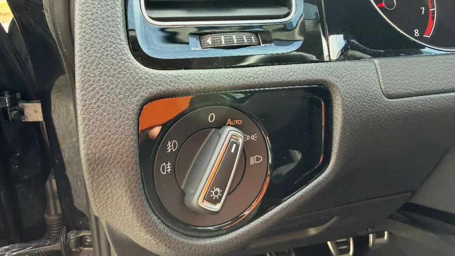 VOLKSWAGEN Golf -