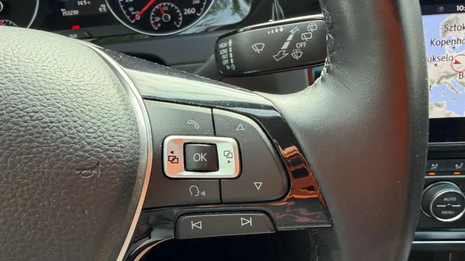 VOLKSWAGEN Golf -