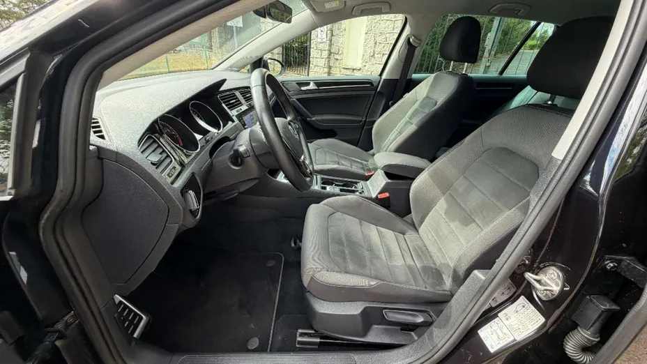 VOLKSWAGEN Golf -