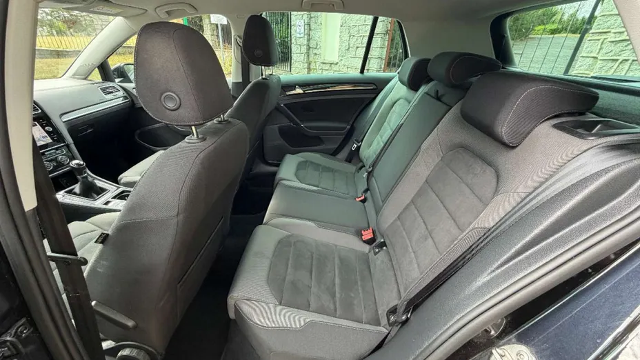 VOLKSWAGEN Golf -