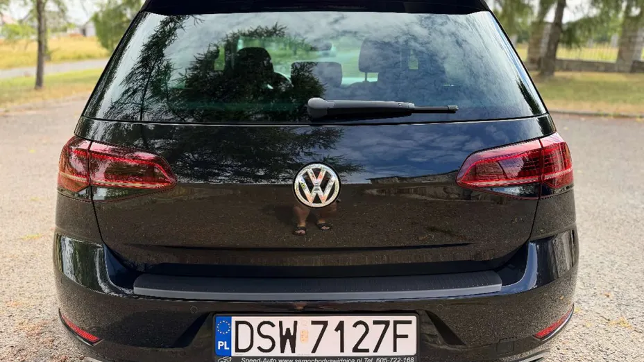 VOLKSWAGEN Golf -