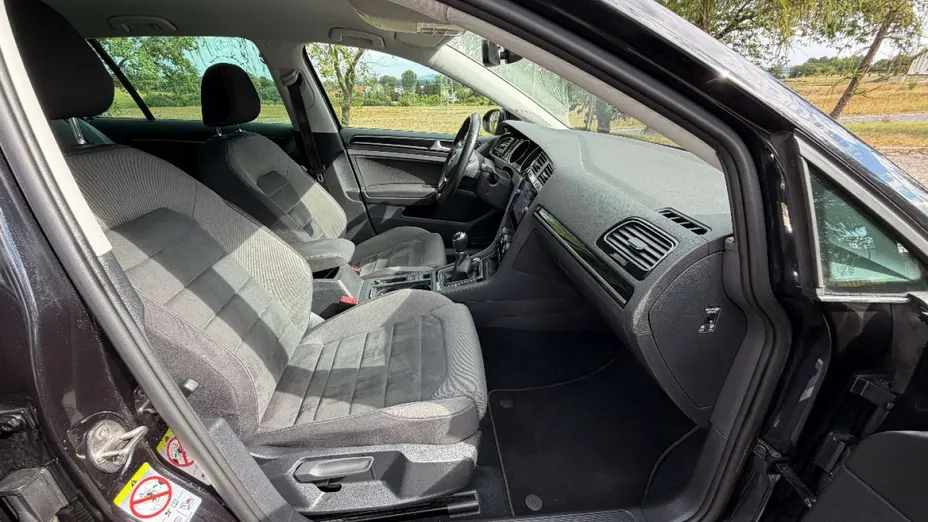 VOLKSWAGEN Golf -