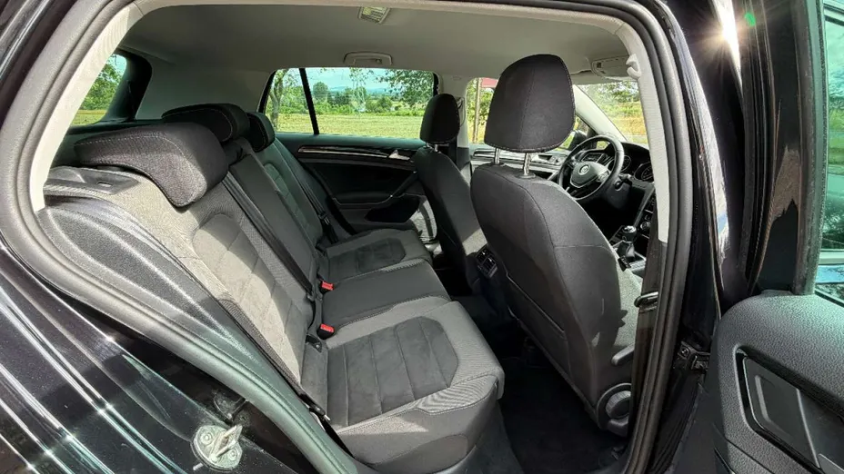 VOLKSWAGEN Golf -