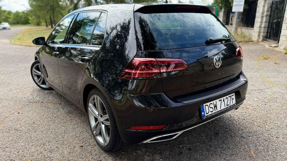 VOLKSWAGEN Golf -