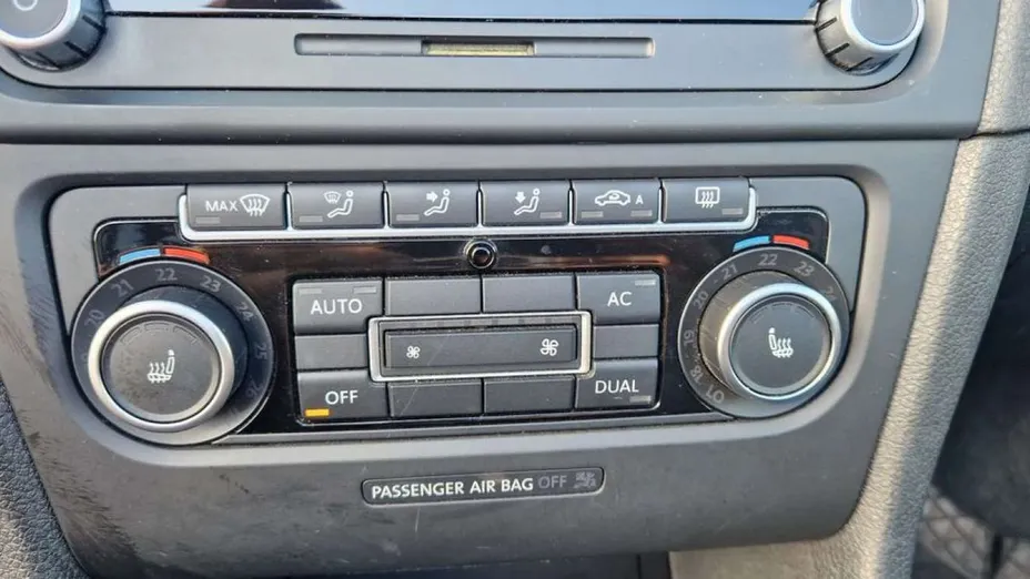 VOLKSWAGEN Golf -