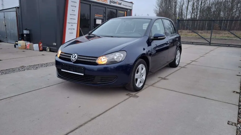 VOLKSWAGEN Golf -