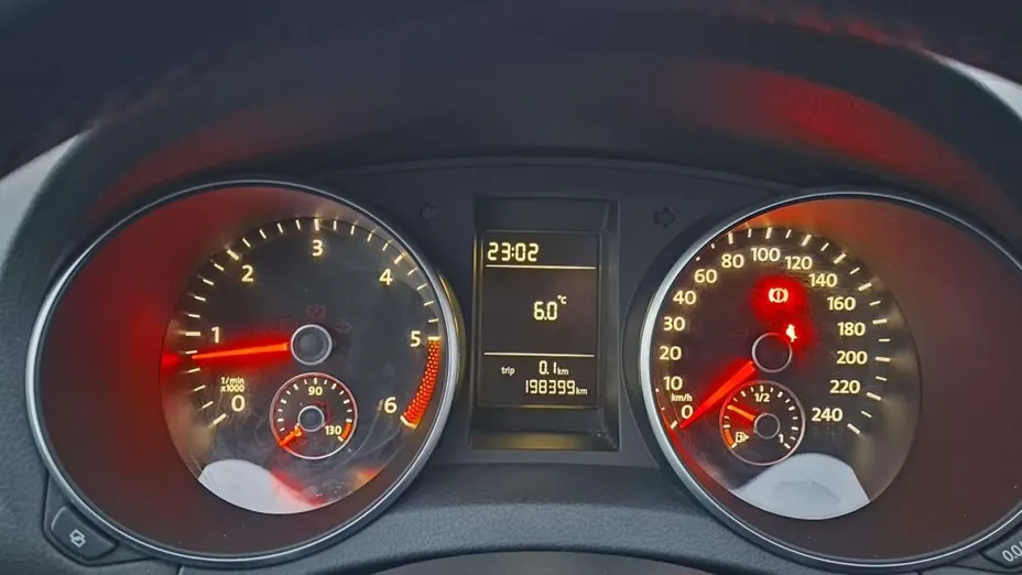 VOLKSWAGEN Golf -