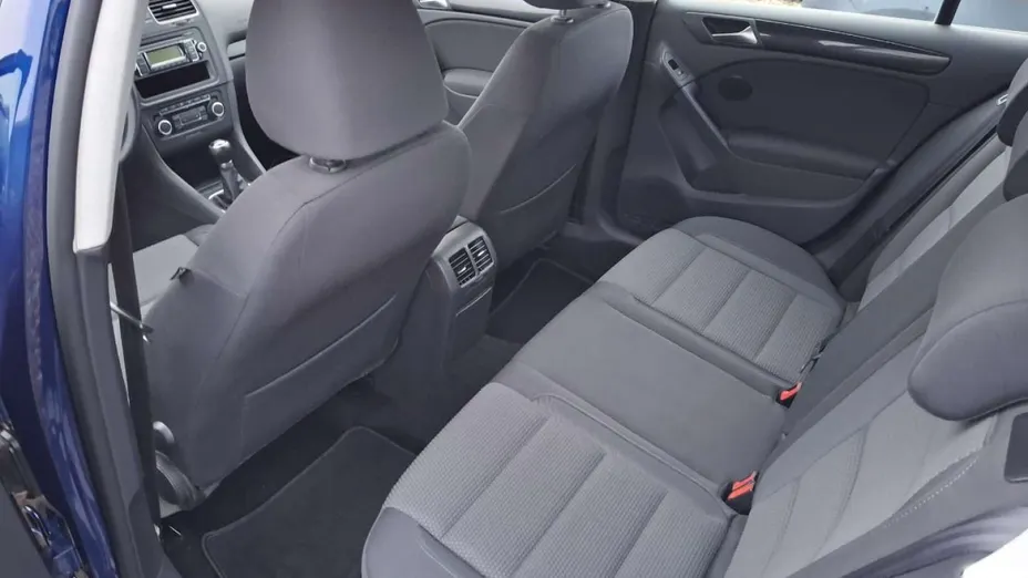 VOLKSWAGEN Golf -