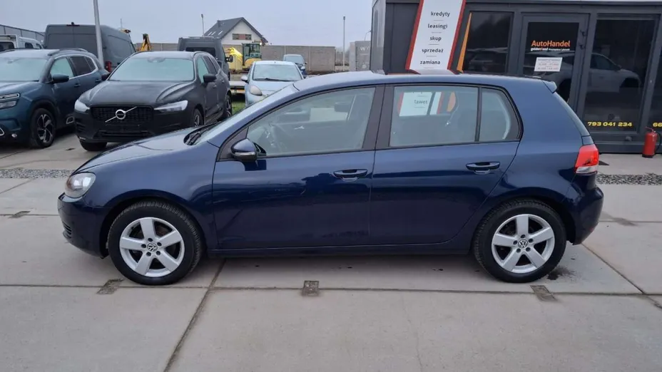 VOLKSWAGEN Golf -