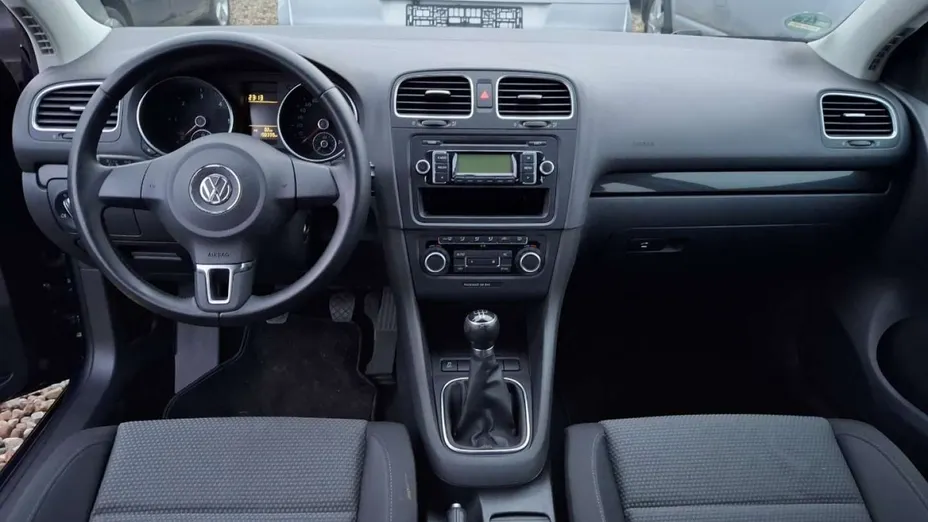 VOLKSWAGEN Golf -