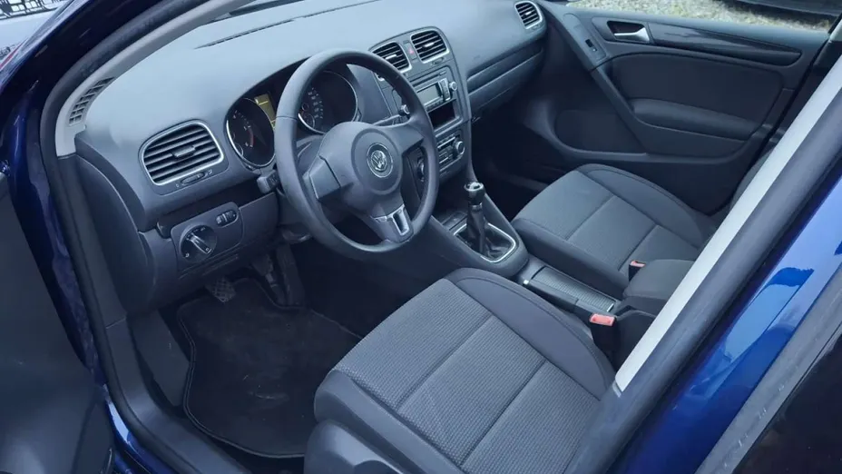 VOLKSWAGEN Golf -