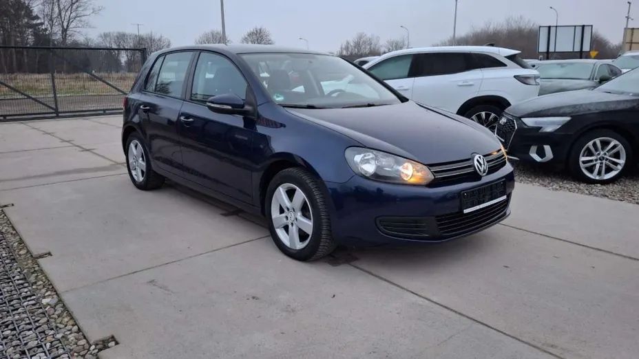 VOLKSWAGEN Golf -