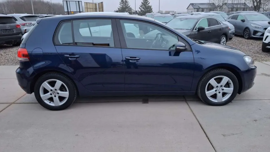 VOLKSWAGEN Golf -