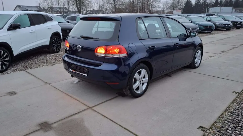 VOLKSWAGEN Golf -