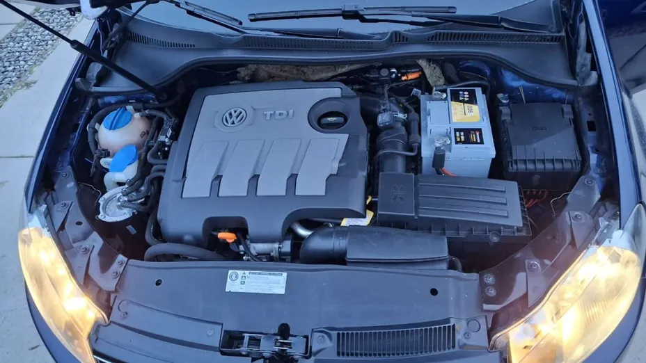 VOLKSWAGEN Golf -