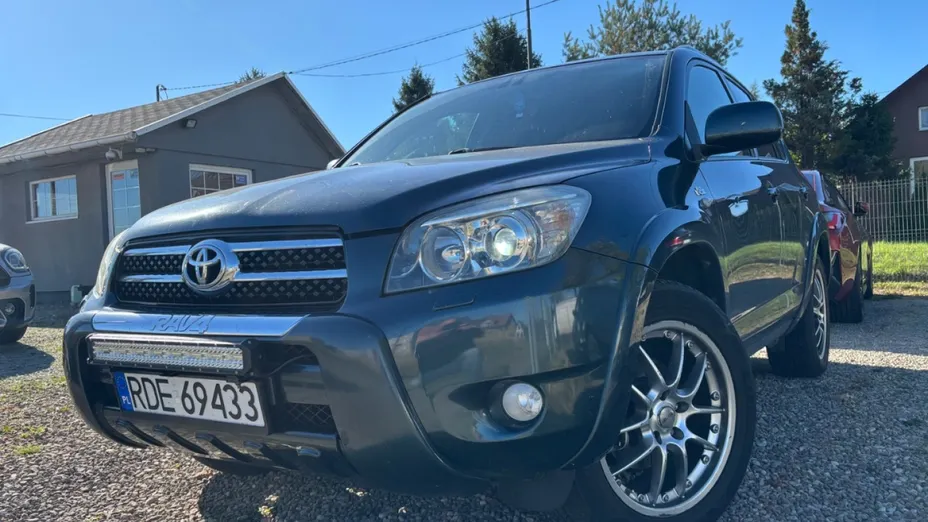 TOYOTA RAV4 -