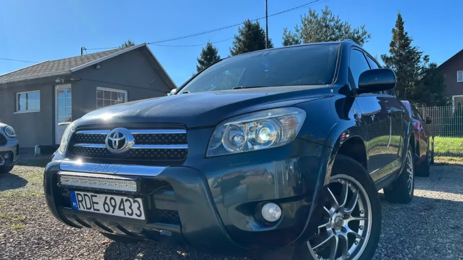 TOYOTA RAV4 -