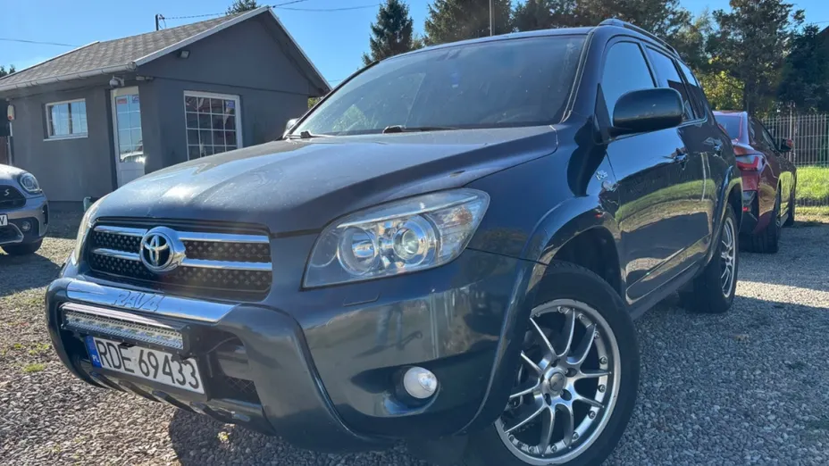 TOYOTA RAV4 -