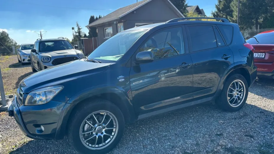TOYOTA RAV4 -