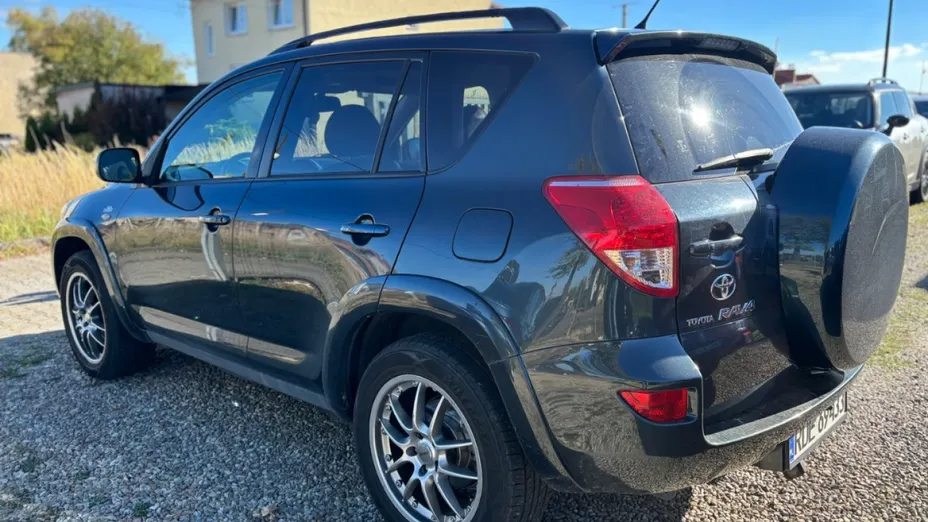 TOYOTA RAV4 -