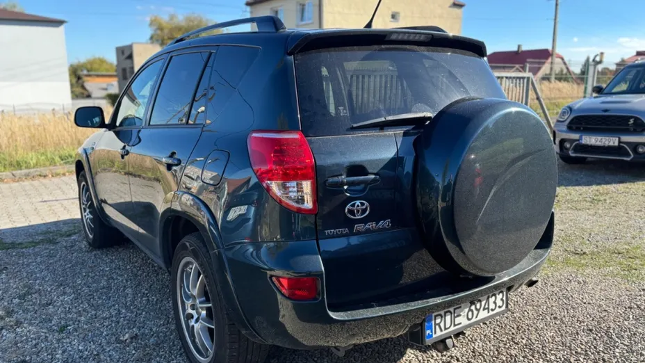 TOYOTA RAV4 -