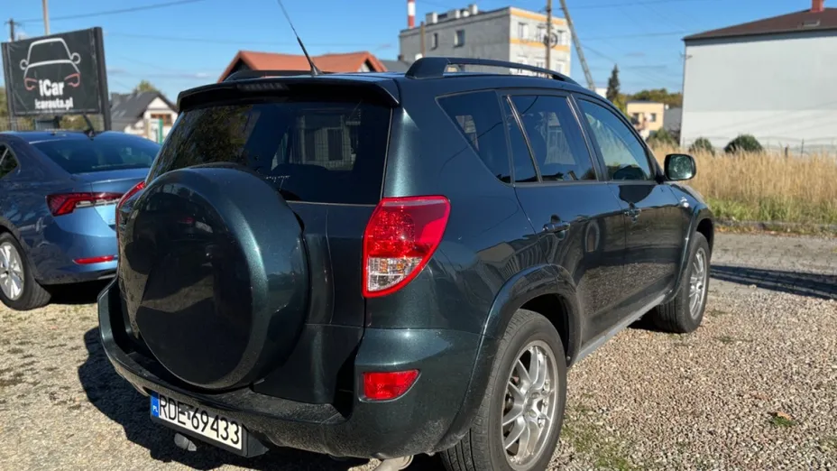 TOYOTA RAV4 -