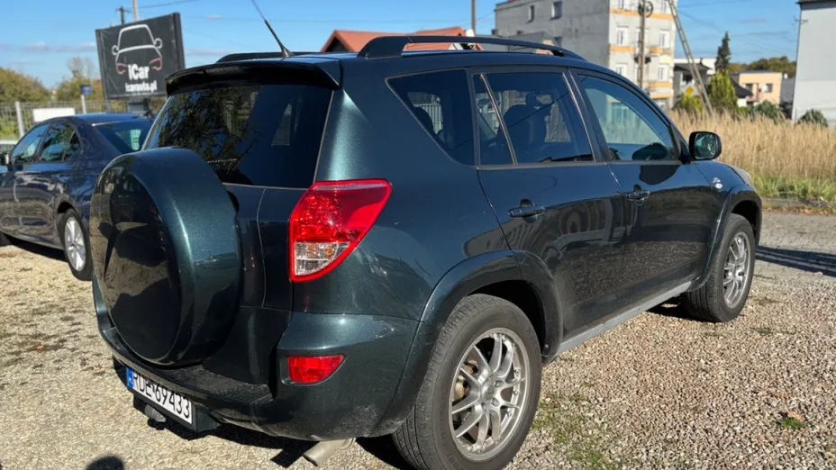 TOYOTA RAV4 -