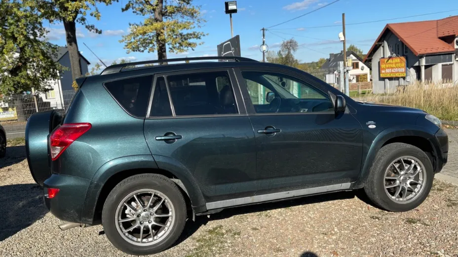 TOYOTA RAV4 -