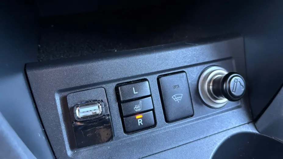 TOYOTA RAV4 -
