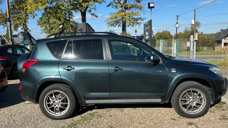 TOYOTA RAV4 -