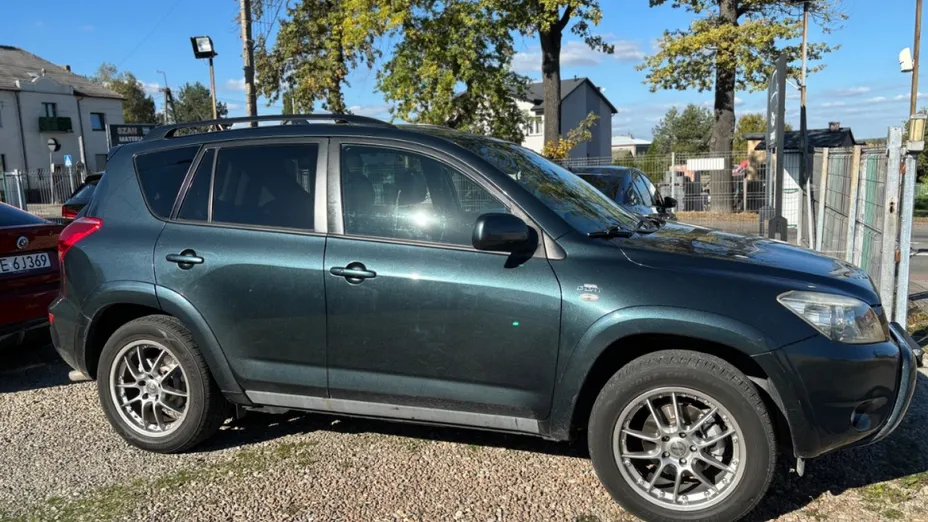 TOYOTA RAV4 -