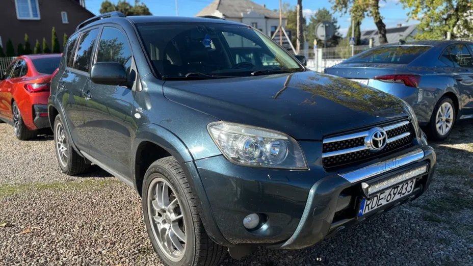 TOYOTA RAV4 -