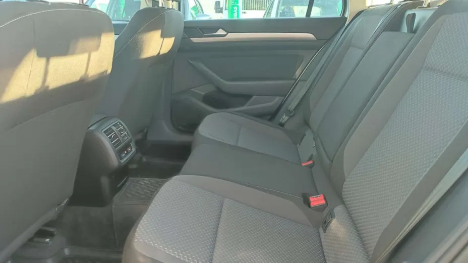 VOLKSWAGEN Passat -