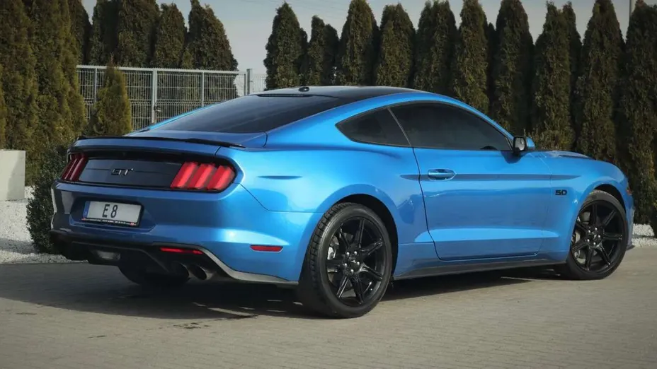 FORD Mustang -