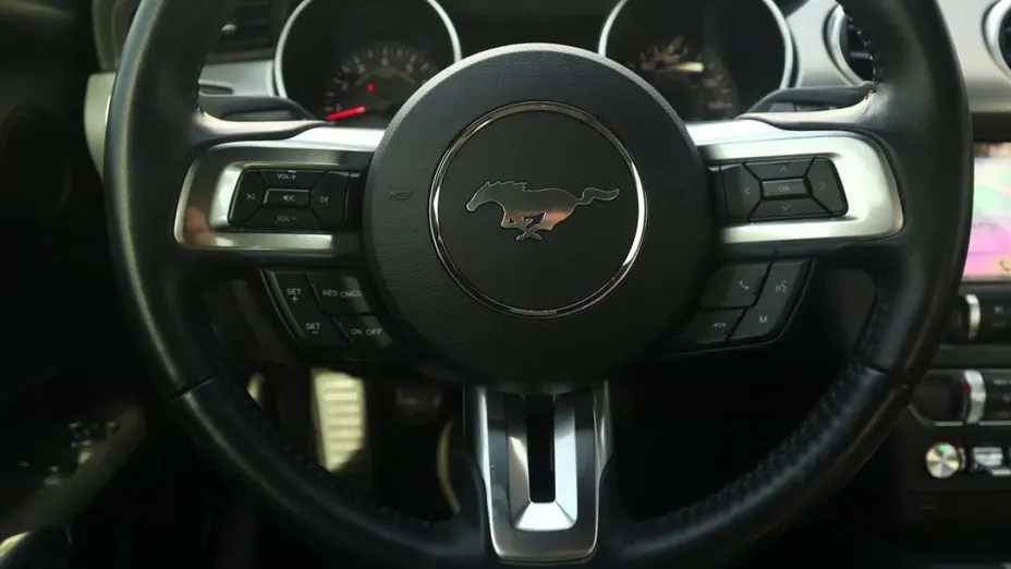 FORD Mustang -