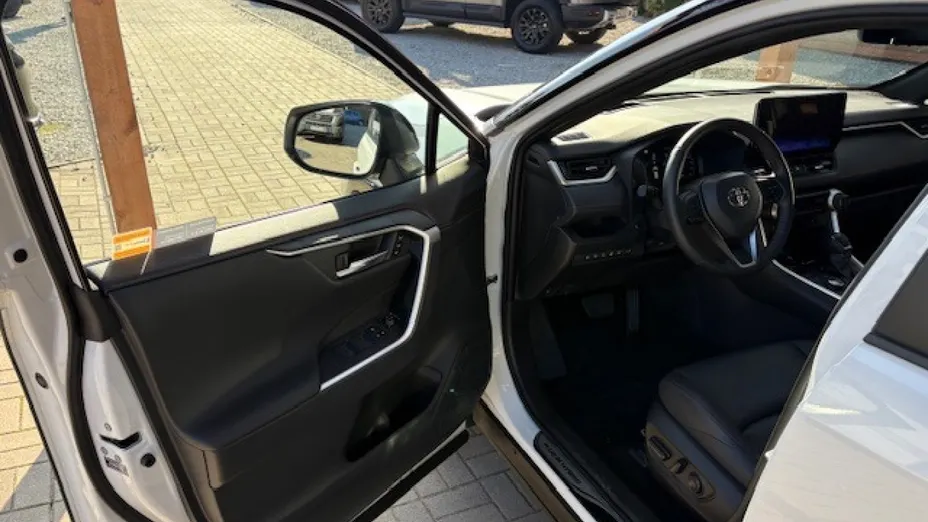 TOYOTA RAV4 -