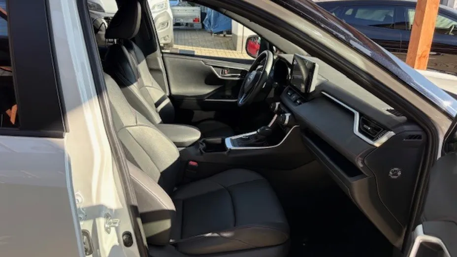 TOYOTA RAV4 -