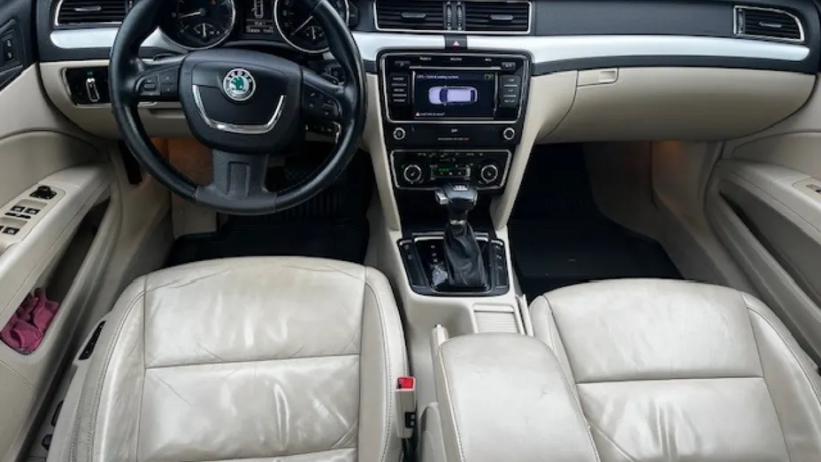 SKODA Superb -