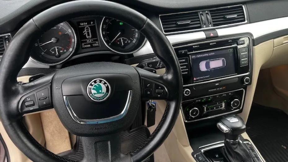 SKODA Superb -