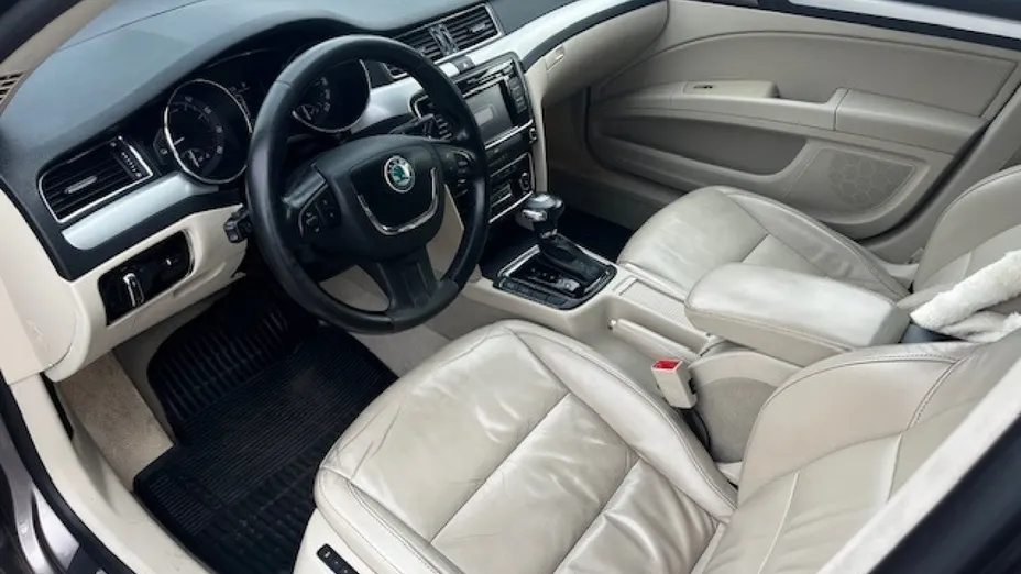 SKODA Superb -