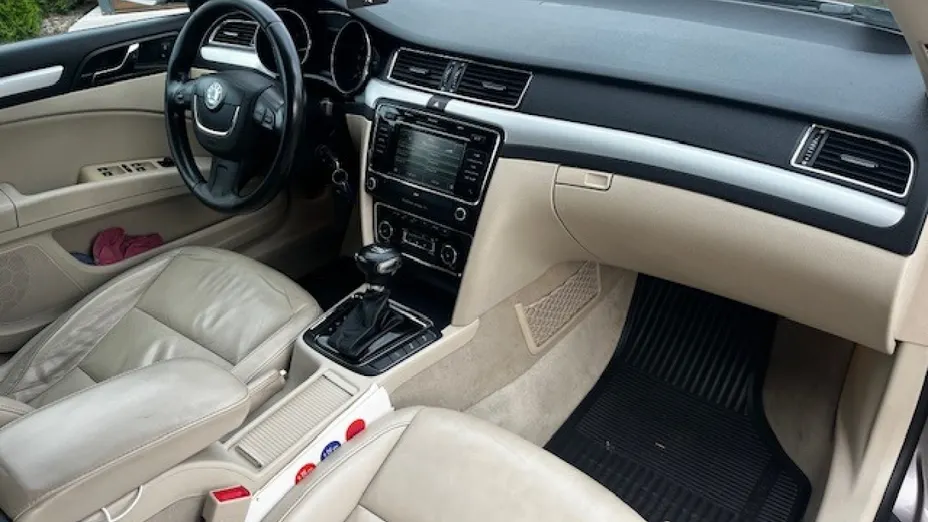 SKODA Superb -