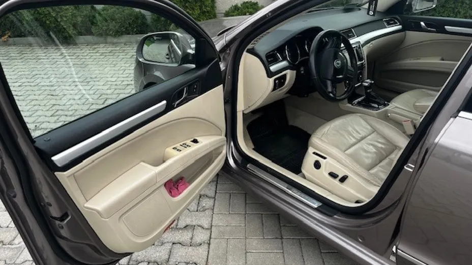 SKODA Superb -