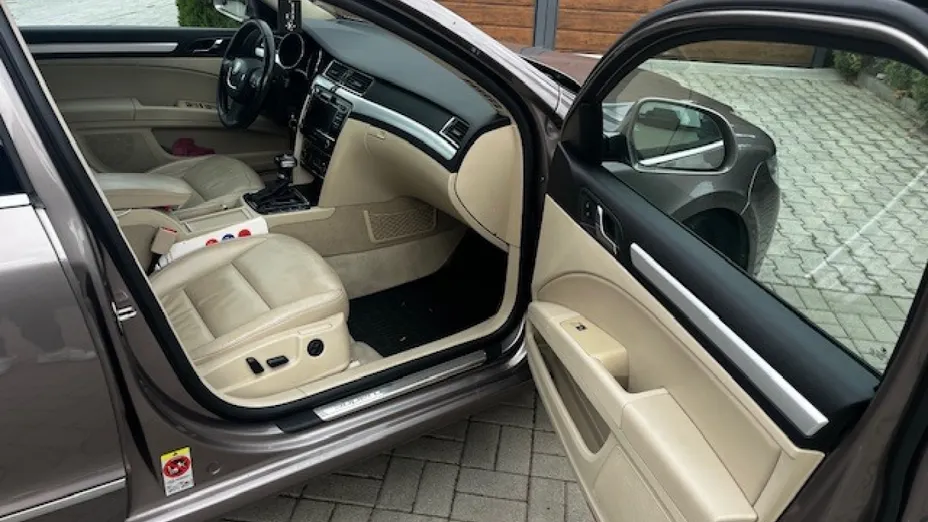 SKODA Superb -