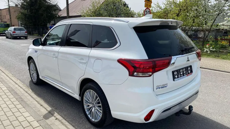 MITSUBISHI Outlander -