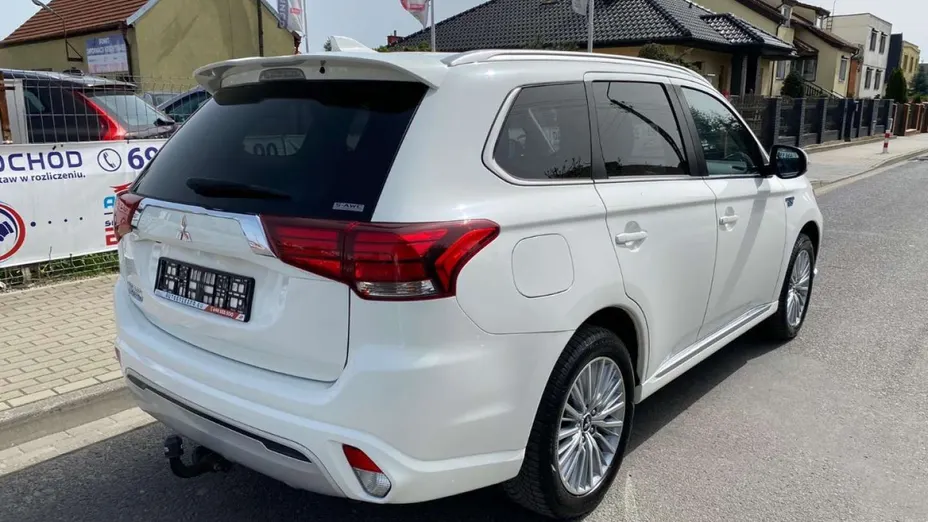 MITSUBISHI Outlander -