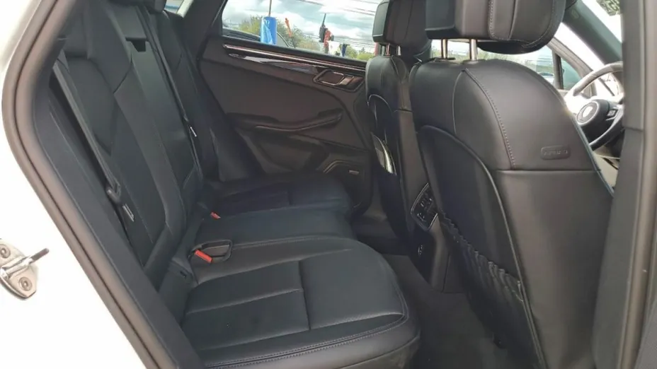 PORSCHE Macan -