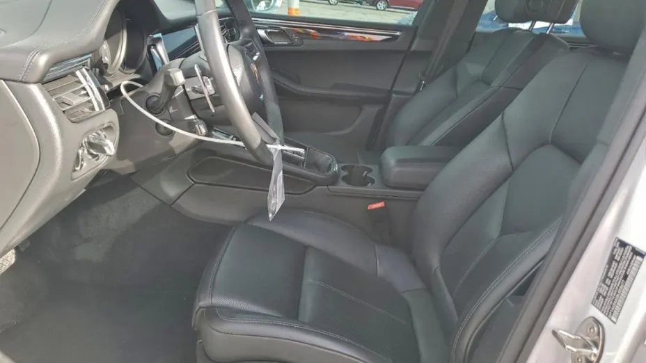 PORSCHE Macan -