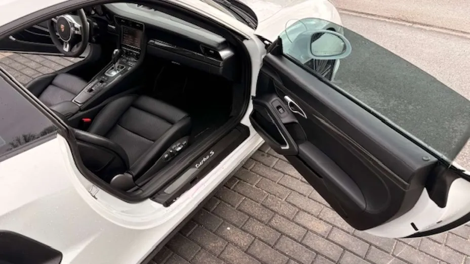 PORSCHE 911 -