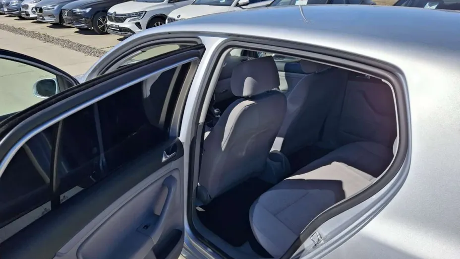 VOLKSWAGEN Golf -