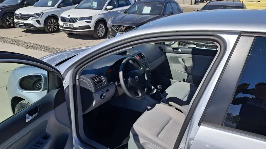 VOLKSWAGEN Golf -